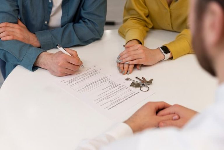 Personas leyendo y firmando documento