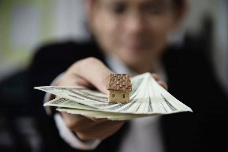 Hombre comprando casa con efectivo