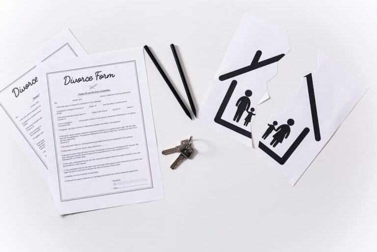 Papeles de divorcio junto a dibujo de casa roto
