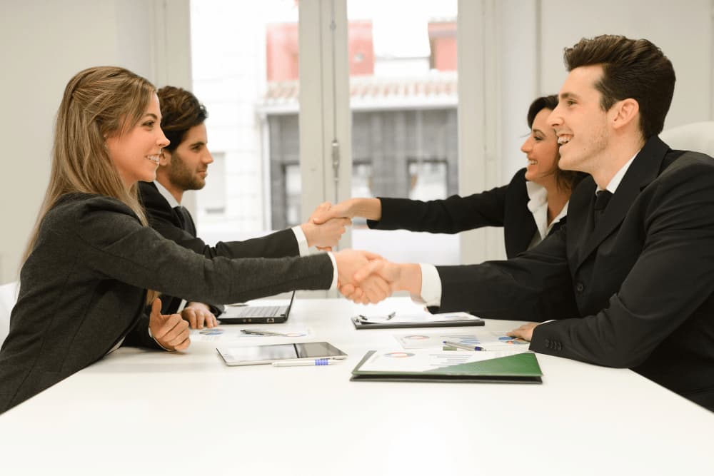 Personas negociando contrato de exclusividad con inmobiliaria