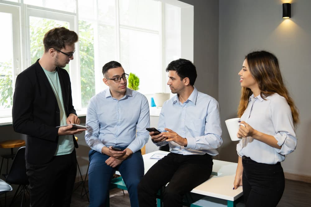 Personas reunidas hablando