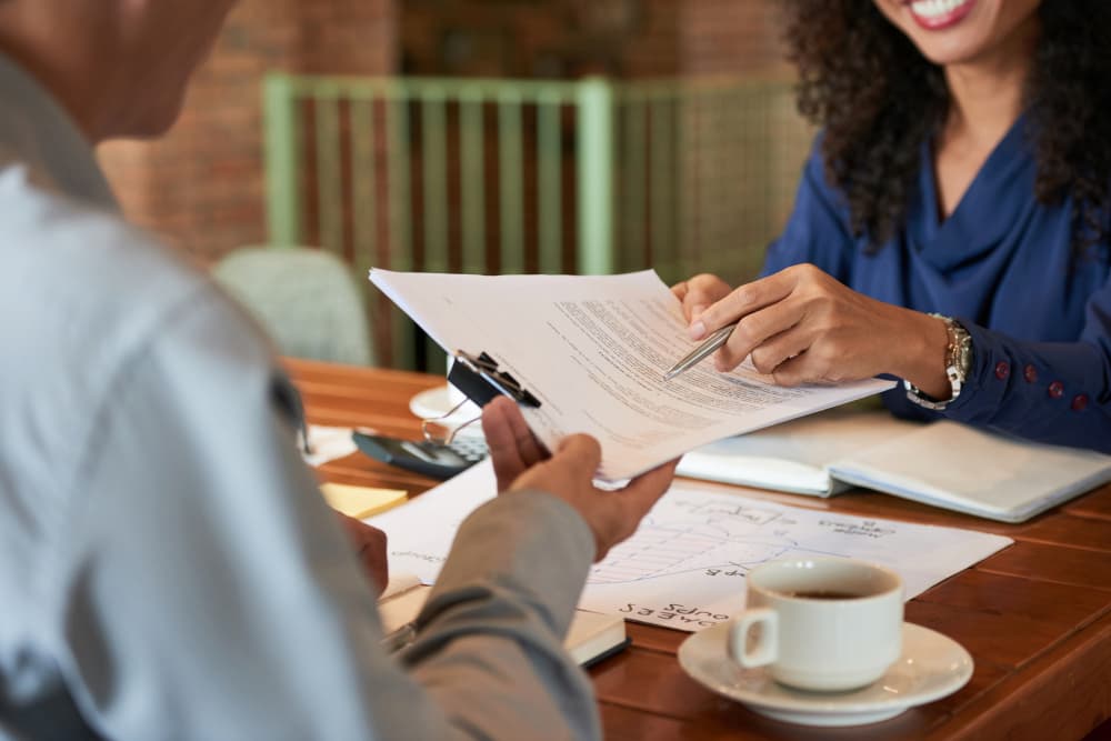 Personas discutiendo contrato