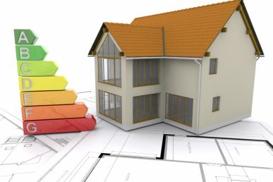 Figura de casa junto a escala del certificado energético