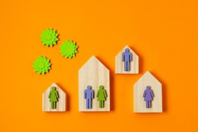 Piezas de madera en forma de casa con figuras de personas