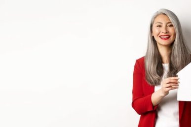 Agente inmobiliario con figura de casa